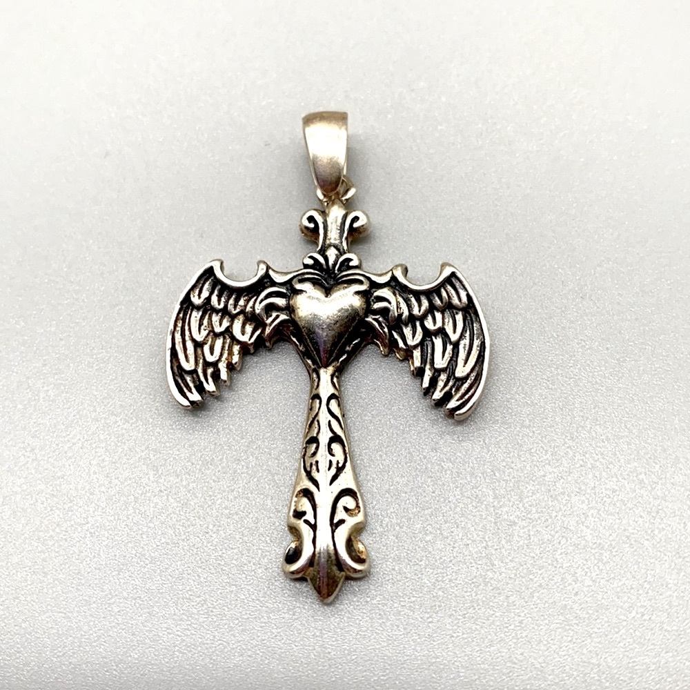 Gothic style sterling silver cross with wings and great detail on the front 💜 - Picture 1 of 7
